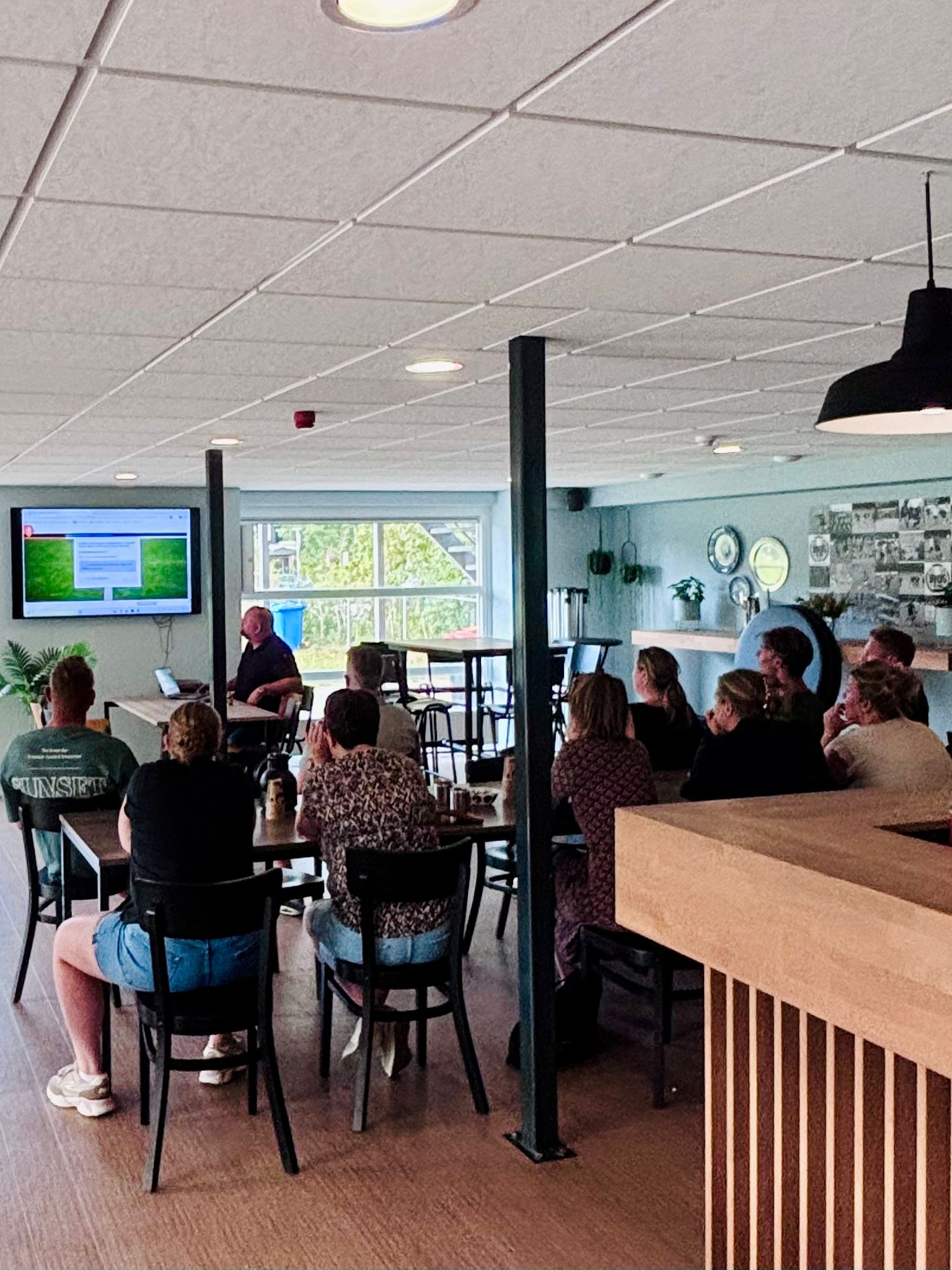 Ouders nemen kijkje in de voetbalkeuken bij VIOS.